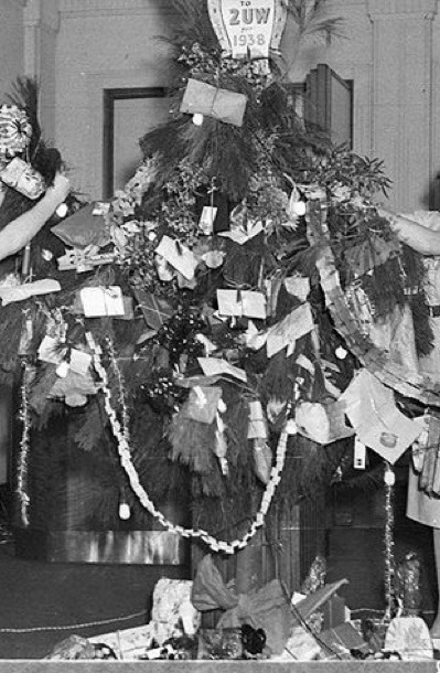 vintage-christmas-tree-decorating-um-lst225141_thumb